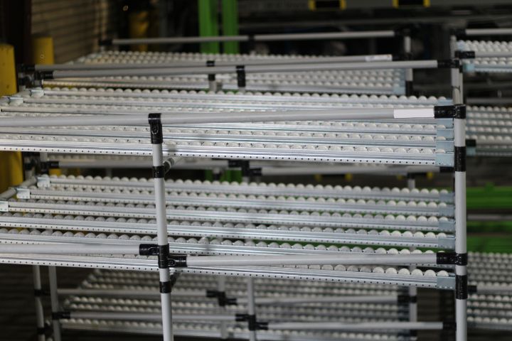 Kanban flow rack with rollers